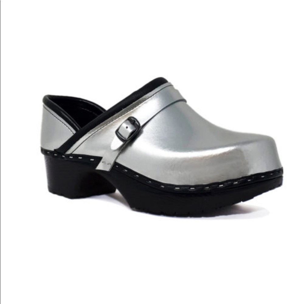 NWT C&C Sweden Slip Resistant Sassy Silver Full Back Clogs. .  Size 6